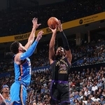 　サンダー戦でシュートを放つレーカーズの八村（右）＝オクラホマシティー（ＮＢＡＥ・ゲッティ＝共同）