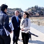 　朝市通り周辺を視察するＥＵ欧州委員会のラビブ委員（手前右）＝３日午後、石川県輪島市