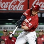 　４回楽天無死三塁、Ｙ安田が右翼線に先制三塁打を放つ＝ベルーナドーム