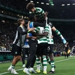 　ポルトガル１部リーグのサンタクララ戦でゴールを喜ぶスポルティングの選手たち＝３日、リスボン（ロイター＝共同）