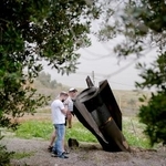 　ヨルダン川西岸のユダヤ人入植地でイランから発射された弾道ミサイルの残骸を見る人＝３日（ゲッティ＝共同）