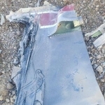 　イラン国営テレビが、撃墜した米機の一部として３日公開した写真（国営テレビ提供、ロイター＝共同）