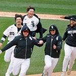 　ブルージェイズにサヨナラ勝ちし、喜ぶホワイトソックス・村上（奥）＝シカゴ（共同）