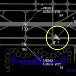 　管制官の監視モニターに表示される車両（円内）と航空機のイメージ（国土交通省提供）