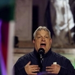 　ハンガリー・ジェールでの選挙集会で話すオルバン首相＝３月（ロイター＝共同）