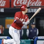 　８回楽天２死一、二塁、小深田が右中間に先制の２点三塁打を放つ＝ベルーナドーム