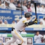 　７回ソフトバンク２死満塁、柳町が右中間に走者一掃の逆転二塁打を放つ＝ＺＯＺＯマリン