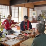 　福島県双葉町の古民家にオープンしたアートギャラリー「あい双葉みょん」で、町民らと話す伊藤修悦さん（左から２人目）＝４日