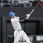 　７回日本ハム２死一、二塁、野村が右越えに勝ち越しの３ランを放つ＝エスコンフィールド