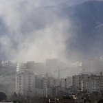 　攻撃を受け、白煙を上げるテヘランの住宅街＝３日（共同）