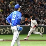 　４回、巨人・増田陸（奥）に同点２ランを浴びたＤｅＮＡ・入江＝東京ドーム