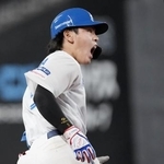 　７回、勝ち越しの３ランを放ち、声を上げながら塁を回る日本ハム・野村＝エスコンフィールド