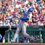 　ナショナルズ戦の２回、右前打を放つドジャース・大谷＝ワシントン（共同）