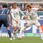 　ホッフェンハイム戦で競り合うマインツの佐野海（右）＝ジンスハイム（共同）