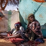 　スーダンの内戦を逃れ、チャド東部の難民キャンプに身を寄せる女性ら＝２月２２日（ゲッティ＝共同）