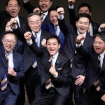 　国民民主党の党大会で気勢を上げる玉木代表（前列中央）ら＝５日午後、東京都内