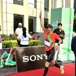 　第４走者として走る小野啓一駐インド大使＝５日、インド・グルガオン（共同）