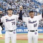 　プロ初勝利を挙げ、池山監督（右）とガッツポーズするヤクルト・広沢＝神宮