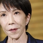 　首相公邸で記者団の取材に応じる高市早苗首相。米国とイスラエルのイラン攻撃に伴う原油価格の高騰に対応し、石油備蓄のうち１カ月半の消費量に相当する分を放出すると表明した＝３月１１日