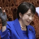 　参院予算委の集中審議で答弁のため挙手する高市早苗首相＝３月