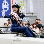 　オープンカーに乗り込み、沿道の人たちに手を振る峯岸みなみさん＝５日午後、愛知県岡崎市