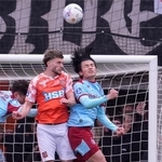 　フォレンダム戦で競り合うフェイエノールトの上田（右）＝フォレンダム（共同）