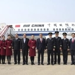 　北京から平壌に到着した中国国際航空のスタッフらと記念撮影する中国の王亜軍駐北朝鮮大使（右から８人目）＝３月（在北朝鮮中国大使館のホームページから、共同）