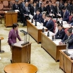 　参院予算委の集中審議で、立憲民主党の小西洋之氏（右下）の質問に答弁する高市首相＝６日午前