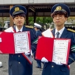 　滋賀県警の一日高速隊長に就任したお笑いコンビ「たくろう」の赤木裕さん（左）ときむらバンドさん＝６日午前、滋賀県栗東市