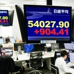 　上げ幅が一時９００円を超え、５万４０００円を回復した日経平均株価を示すモニター＝６日午前、東京都港区の外為どっとコム