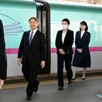 　ＪＲ福島駅に到着された天皇、皇后両陛下と愛子さま＝６日午前