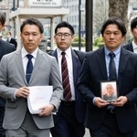 　提訴のため、東京地裁に向かう「大川原化工機」元顧問相嶋静夫さんの長男（前列左）と次男（同右）＝６日午後、東京・霞が関