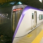 　トラブルがあった「かいじ２８号」と同型の車両＝２０１７年１１月、ＪＲ新宿駅