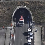 　事故が発生した新名神高速道路下り線の野登トンネル＝３月２０日、三重県亀山市