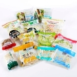 　グンゼの包装用フィルムを使ったカット野菜などの商品（同社提供）