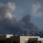 　イスラエルの攻撃により立ち上る煙＝６日、レバノン南部ナバティエ（ゲッティ＝共同）