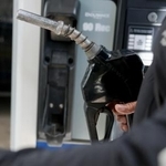 　給油をする人＝６日、米フロリダ州マイアミ（ゲッティ＝共同）