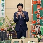 　茨城県の農業関係者らから贈られた「こだますいか」を堪能する木原官房長官＝７日午前、首相官邸