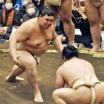 　大相撲春巡業のぶつかり稽古で胸を出す大の里＝石川県小松市