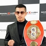 　記者会見でポーズをとるＩＢＦフライ級王者の矢吹正道＝７日、名古屋市