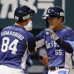 　５回、プロ初本塁打となる２ランを放ちコーチとタッチする西武・仲三＝みずほペイペイドーム