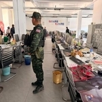 　タイ東北部チョンチョム近郊の詐欺拠点だった建物の内部＝７日（共同）