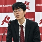 　記者会見する「秋田・潟上国際音楽祭」の千田桂大委員長＝７日午後、秋田市