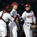 　日本ハムに勝利し、捕手太田と笑顔でタッチを交わす黒川＝楽天モバイルパーク