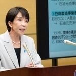 　記者団の取材に応じる高市首相＝７日午後、首相官邸