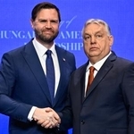 　握手するバンス米副大統領（左）とハンガリーのオルバン首相＝７日、ブダペスト（ＡＰ＝共同）