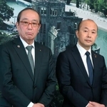 　在日米大使館訪問後、取材に応じる広島市の松井一実（左）、長崎市の鈴木史朗両市長＝８日午前、東京都千代田区