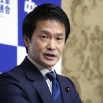 　記者会見する中道改革連合の小川代表＝３月、国会