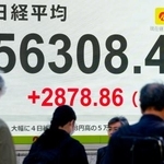 　日経平均株価の終値を示すボード＝８日午後、東京都中央区