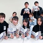 　出版された「福島、語り継ぐ生活史」を手にする、福島第１原発事故の被災地を回り、住民らにインタビューを行った福島大の学生たち＝３月、福島市